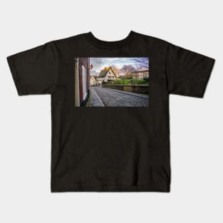 The Britons Arms cafe in Elm Hill, Norwich. The oldest cafe in the city along one of the oldest streets in the city Kids T-Shirt